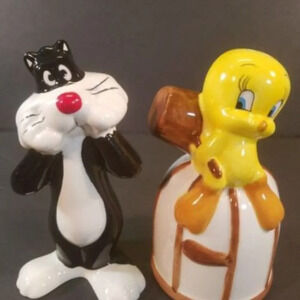 NIB Vintage Tweety & Slyvester Salt & Pepper Shaker Set